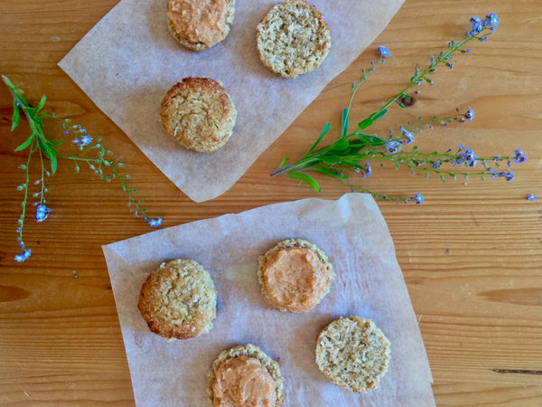COCONUT, ALMOND AND FLAXSEED MACAROONS WITH APRICOT, RASPBERRY AND VANILLA CRE*M